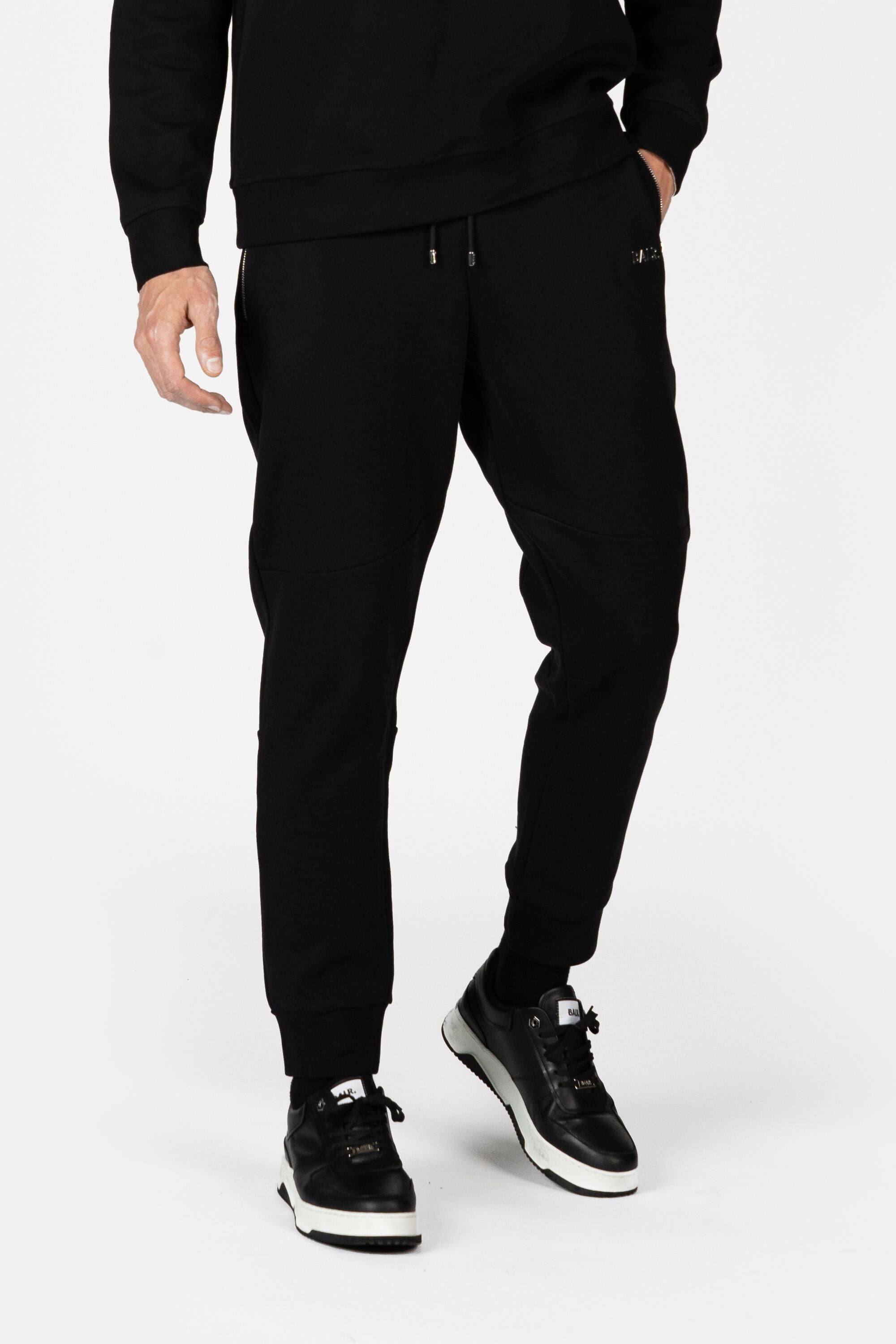Regular de la serie Q Fit Persona que practica jogging Jet Black